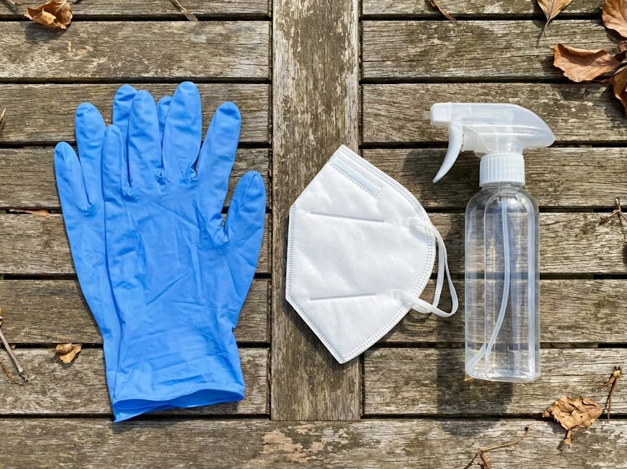 鳩の巣撤去作業のために準備されたゴム手袋、マスク、消毒液スプレー