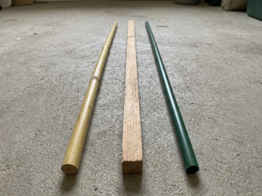 天然竹・木製杭・プラスチック被覆鋼管の3種類の支柱を並べて比較した写真