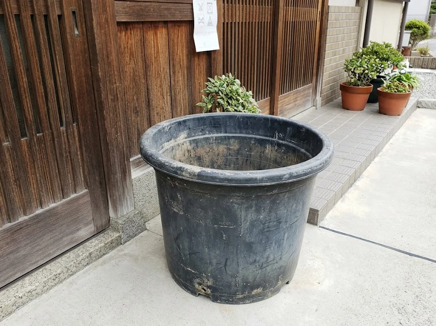 自治体の粗大ゴミとして処分するため、土を空にして玄関先に置かれた特大サイズの植木鉢